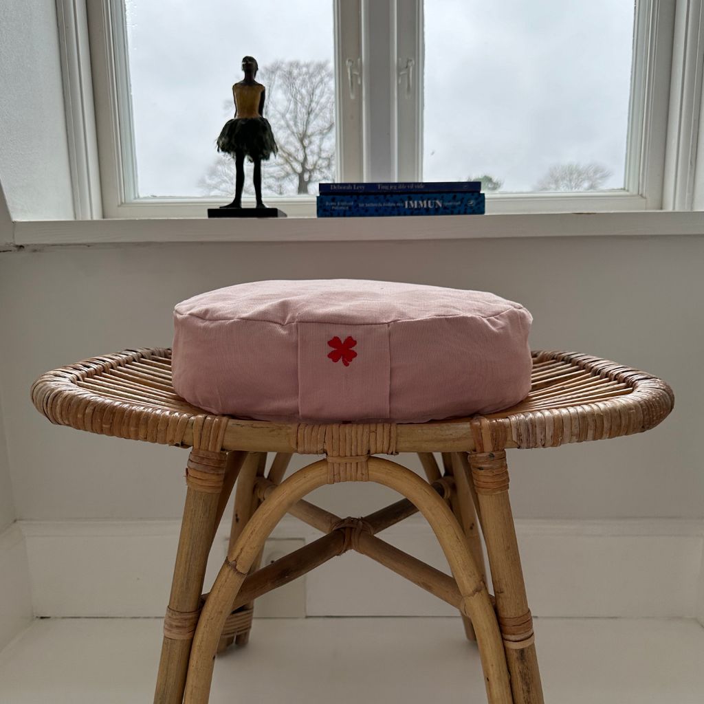 Meditationspude med rød firkløver på skammel