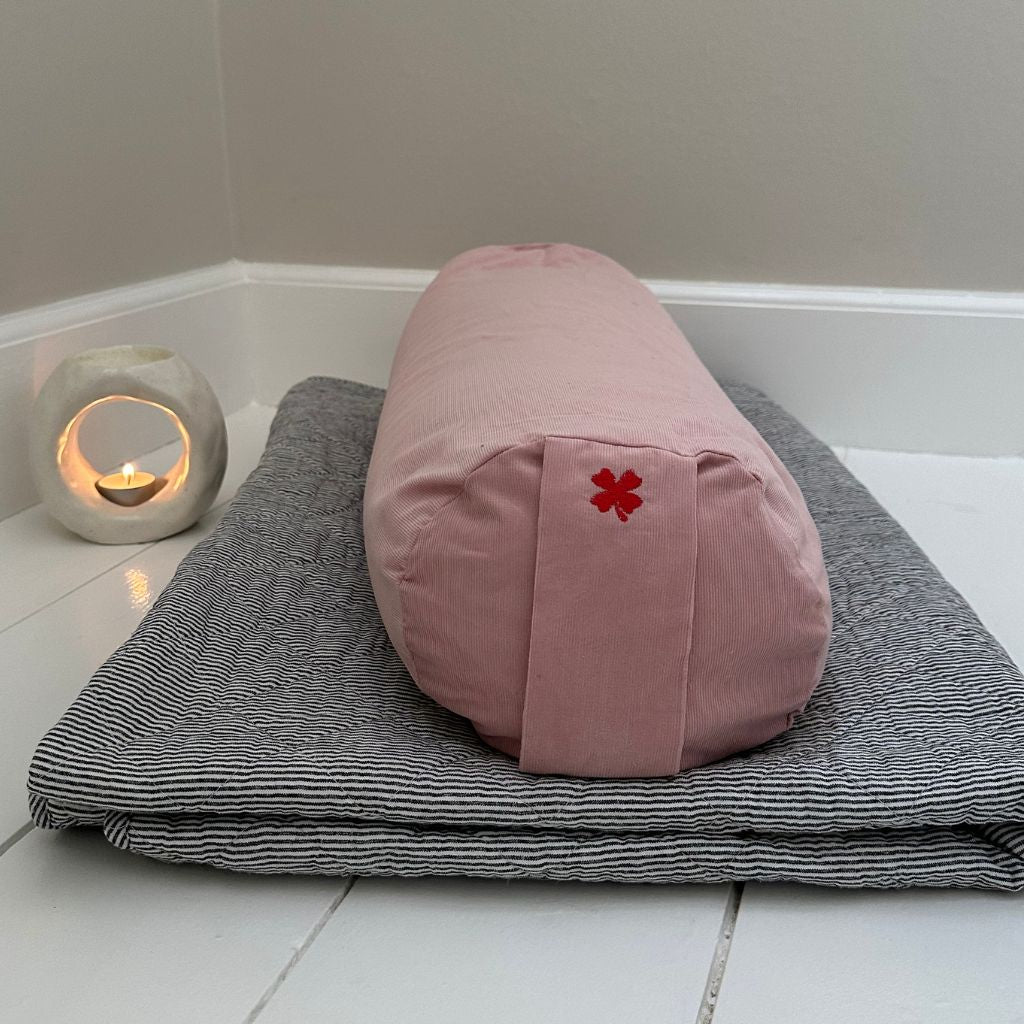Yogabolster lyserød med rød firkløver