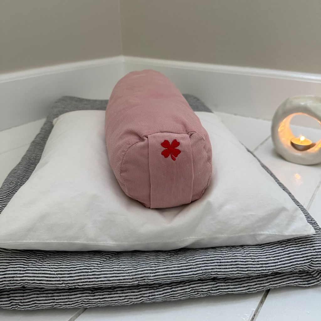 Lille yoga bolster på pude med rød firkløver 